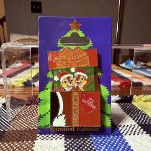 Disney WDW 2017 Fort Wilderness Gift Box Chip & Dale LE1250 PP125335 NOS